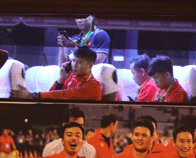Các nhà vô địch SEA Games về đến Hà Nội - ảnh 10