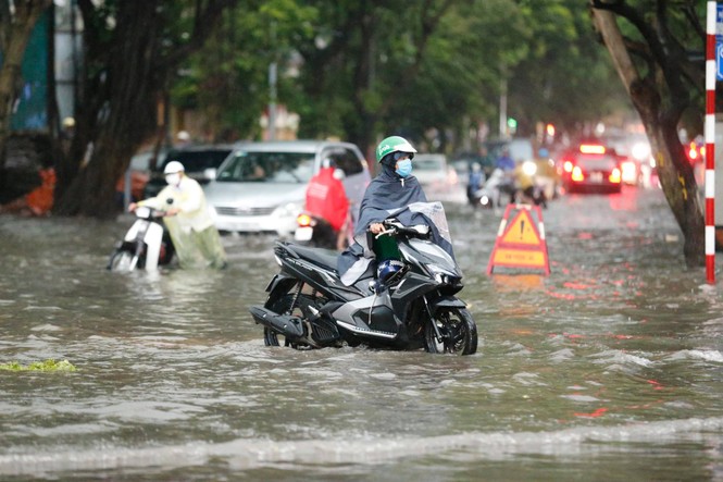 Mưa sầm sập, nội thành Hà Nội ngập nặng - ảnh 4
