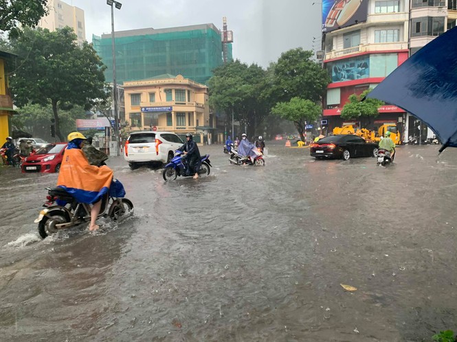 Mưa sầm sập, nội thành Hà Nội ngập nặng - ảnh 2