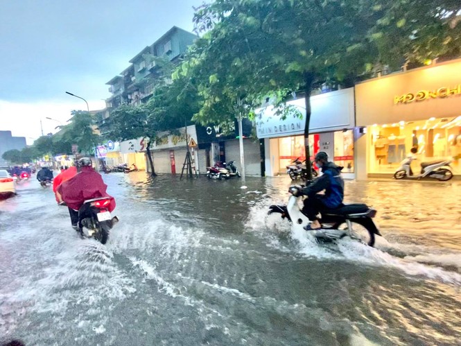 Mưa sầm sập, nội thành Hà Nội ngập nặng - ảnh 6