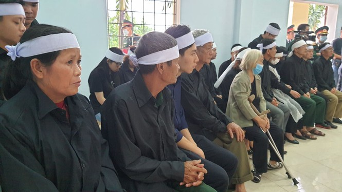 Hàng ngàn người tiễn biệt 13 liệt sĩ hy sinh tại Rào Trăng - ảnh 33