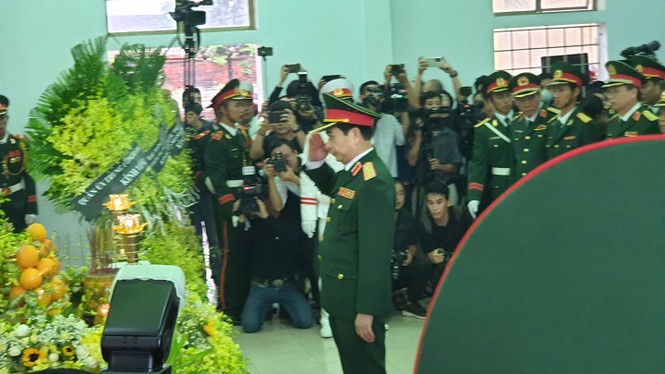 Hàng ngàn người tiễn biệt 13 liệt sĩ hy sinh tại Rào Trăng - ảnh 29