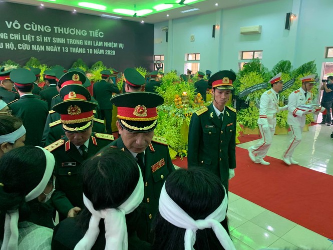 Hàng ngàn người tiễn biệt 13 liệt sĩ hy sinh tại Rào Trăng - ảnh 30