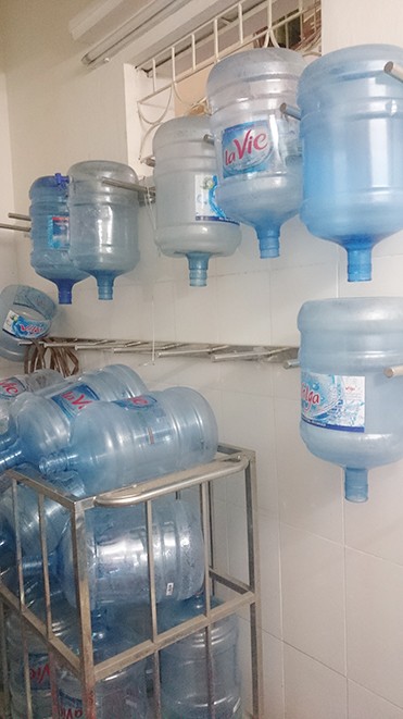 Những hình ảnh sốc về quy trình sản xuất nước Lavie giả - ảnh 4