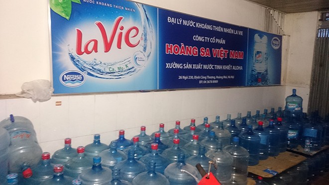Những hình ảnh sốc về quy trình sản xuất nước Lavie giả - ảnh 10