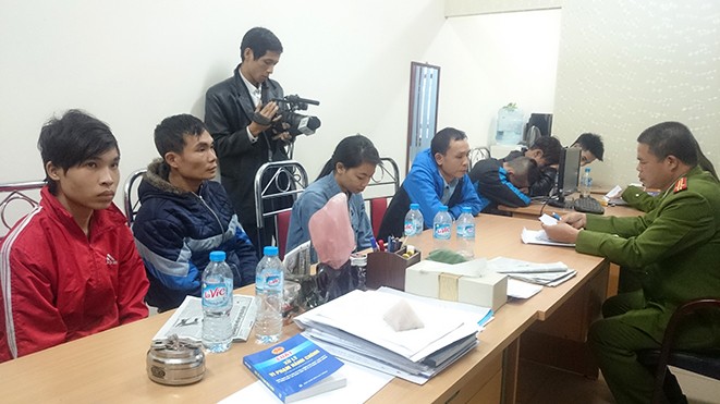 Những hình ảnh sốc về quy trình sản xuất nước Lavie giả - ảnh 11