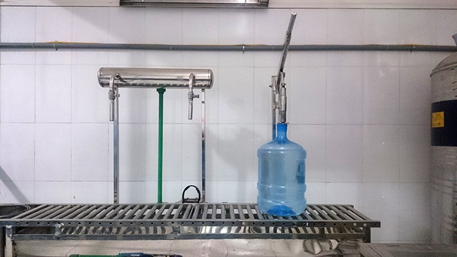Những hình ảnh sốc về quy trình sản xuất nước Lavie giả - ảnh 7