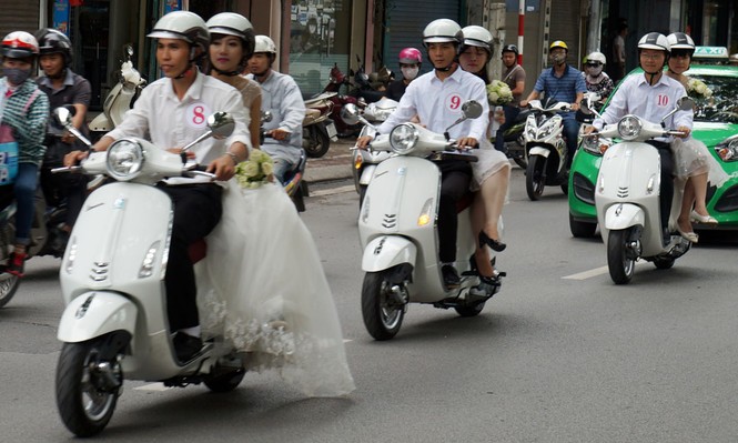 50 cô dâu chú rể cưỡi Vespa 'đại náo' Hà thành - ảnh 10