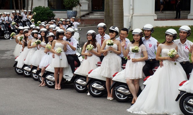 50 cô dâu chú rể cưỡi Vespa 'đại náo' Hà thành - ảnh 2