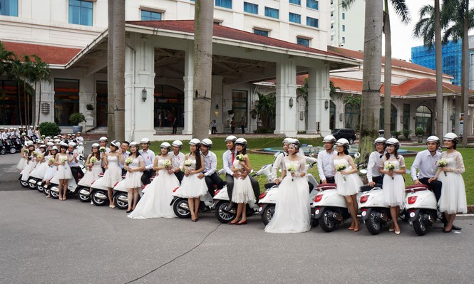 50 cô dâu chú rể cưỡi Vespa 'đại náo' Hà thành - ảnh 3
