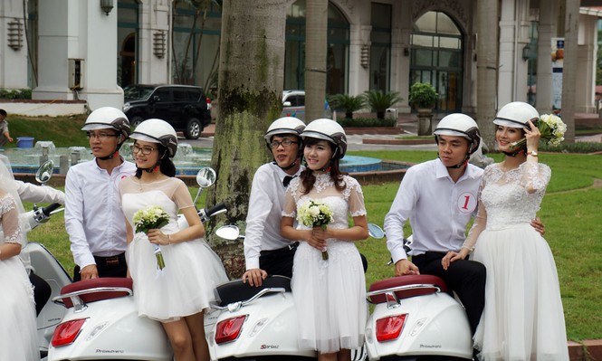 50 cô dâu chú rể cưỡi Vespa 'đại náo' Hà thành - ảnh 4