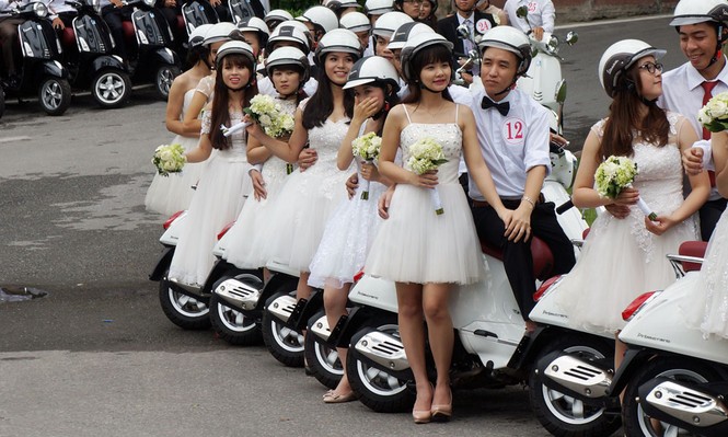 50 cô dâu chú rể cưỡi Vespa 'đại náo' Hà thành - ảnh 5