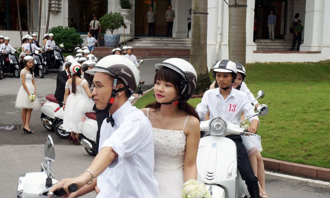 50 cô dâu chú rể cưỡi Vespa 'đại náo' Hà thành - ảnh 7