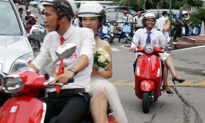 50 cô dâu chú rể cưỡi Vespa 'đại náo' Hà thành - ảnh 8