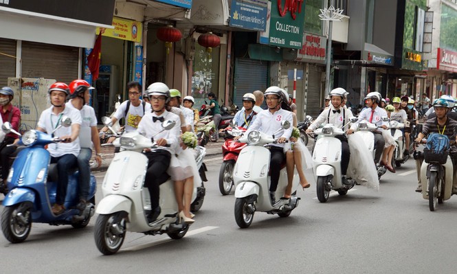 50 cô dâu chú rể cưỡi Vespa 'đại náo' Hà thành - ảnh 9