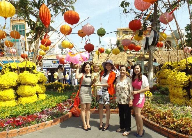 Chen chân chụp ảnh đường hoa Cần Thơ - ảnh 2