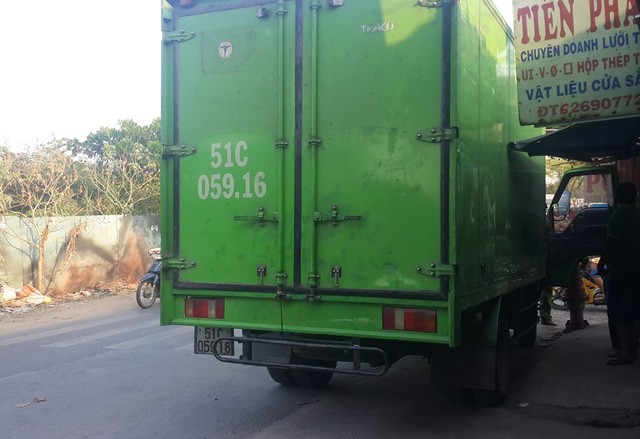 Vật lộn nhau trên đường, 1 người bị xe tải cán chết - ảnh 1