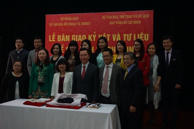 Bàn giao bộ kỷ vật của Bác cho Bảo tàng Hồ Chí Minh - ảnh 1