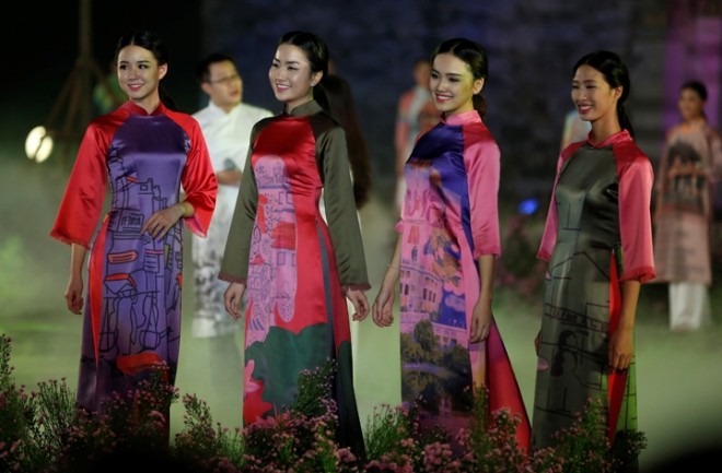 Huyền ảo áo dài Hà Nội dưới chân cổng thành Thăng Long - ảnh 4