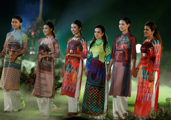 Huyền ảo áo dài Hà Nội dưới chân cổng thành Thăng Long - ảnh 5