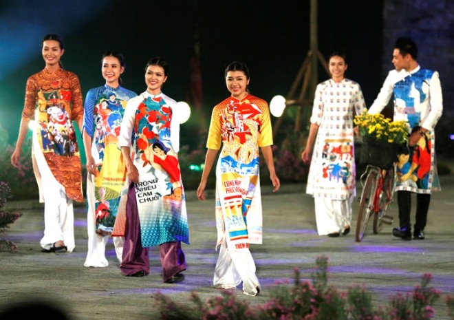 Huyền ảo áo dài Hà Nội dưới chân cổng thành Thăng Long - ảnh 7