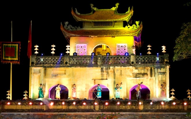 Huyền ảo áo dài Hà Nội dưới chân cổng thành Thăng Long - ảnh 9