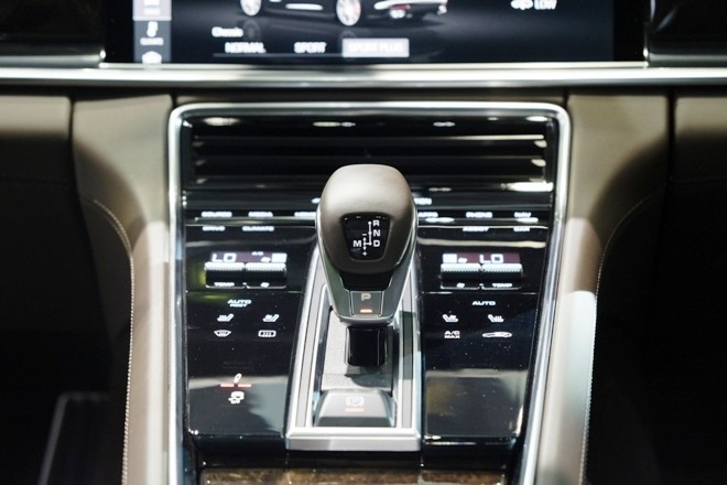 Porsche Panamera Turbo nổi bật giữa 'sân chơi' xe nhập - ảnh 7