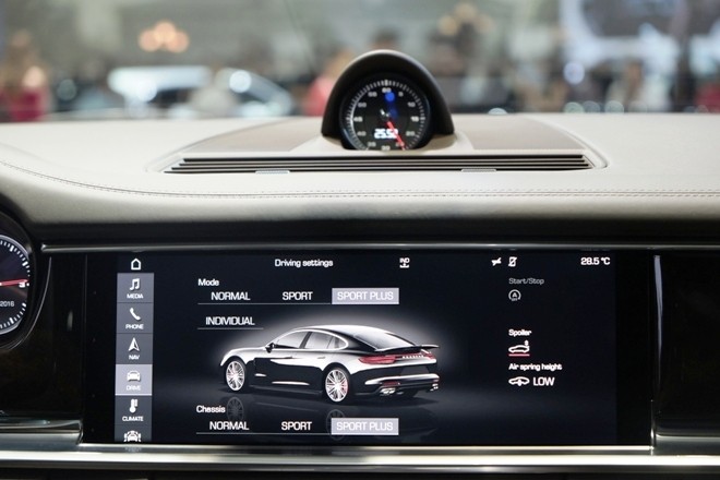 Porsche Panamera Turbo nổi bật giữa 'sân chơi' xe nhập - ảnh 8