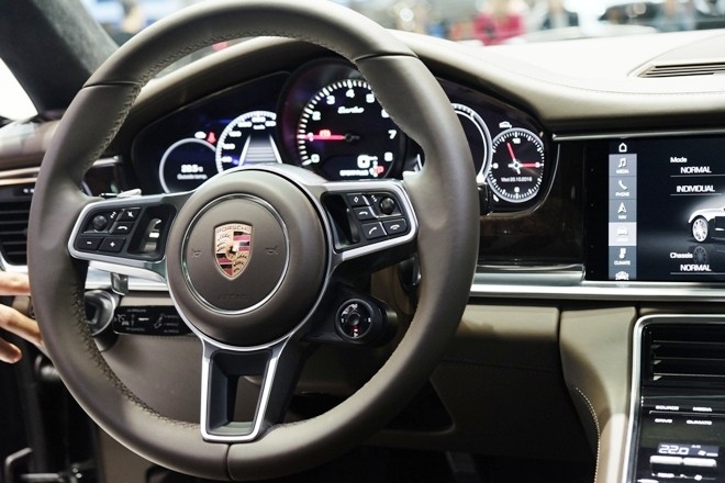 Porsche Panamera Turbo nổi bật giữa 'sân chơi' xe nhập - ảnh 9