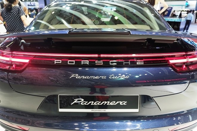 Porsche Panamera Turbo nổi bật giữa 'sân chơi' xe nhập - ảnh 11