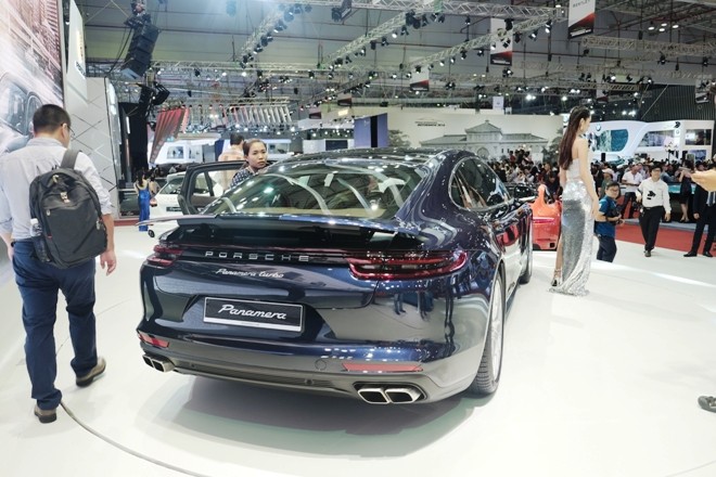 Porsche Panamera Turbo nổi bật giữa 'sân chơi' xe nhập - ảnh 1