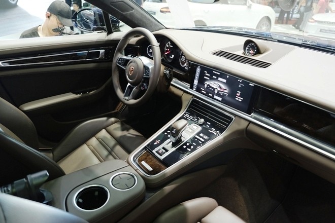 Porsche Panamera Turbo nổi bật giữa 'sân chơi' xe nhập - ảnh 3