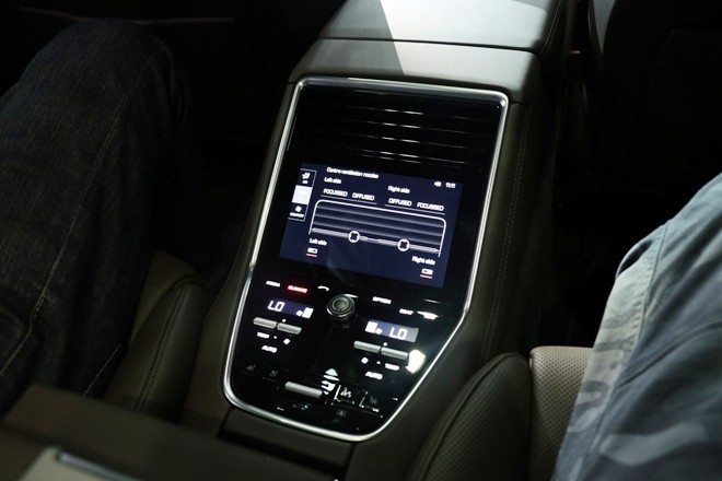 Porsche Panamera Turbo nổi bật giữa 'sân chơi' xe nhập - ảnh 5