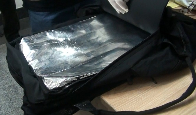Chó nghiệp vụ tìm thấy 1,6kg trong hành lý khách ngoại quốc - ảnh 1