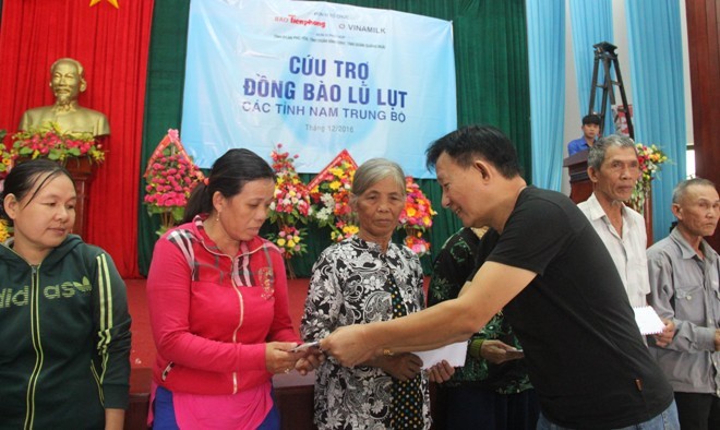 600 suất quà đến tay người dân vùng lũ Phú Yên - ảnh 2