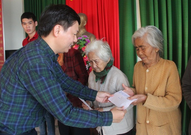 600 suất quà đến tay người dân vùng lũ Phú Yên - ảnh 1
