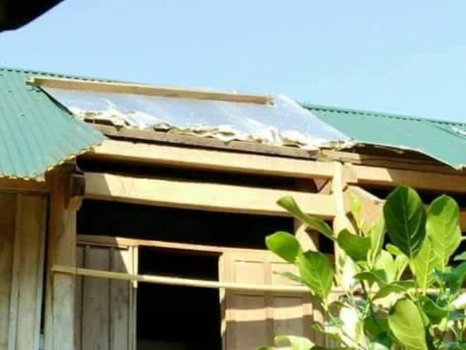 Mưa đá kèm lốc xoáy khiến 50 nhà dân tốc mái, đổ sập - ảnh 1