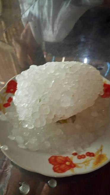 Mưa đá kèm lốc xoáy khiến 50 nhà dân tốc mái, đổ sập - ảnh 4