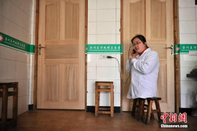 Nữ bác sĩ tật nguyền 15 năm đi 'chân gỗ' chữa bệnh cứu người - ảnh 4