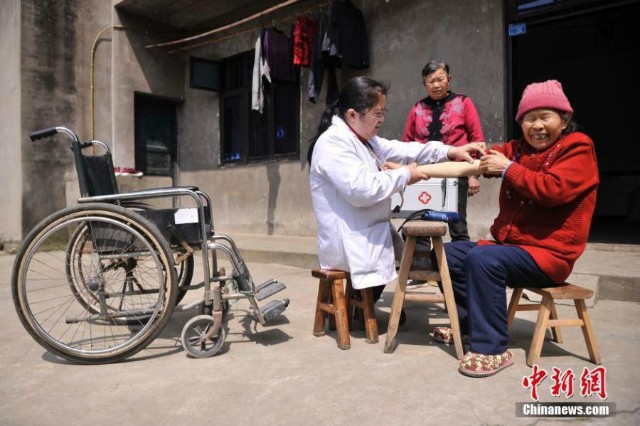 Nữ bác sĩ tật nguyền 15 năm đi 'chân gỗ' chữa bệnh cứu người - ảnh 8