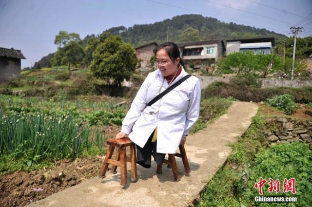 Nữ bác sĩ tật nguyền 15 năm đi 'chân gỗ' chữa bệnh cứu người - ảnh 1