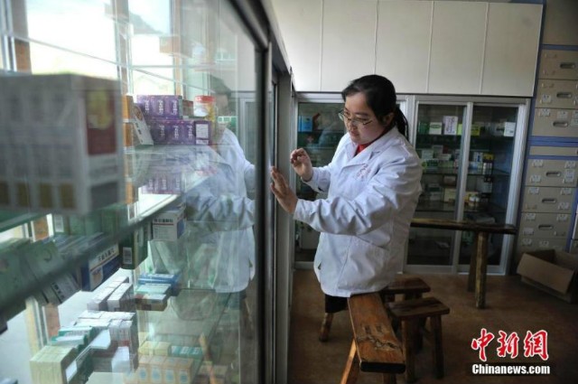 Nữ bác sĩ tật nguyền 15 năm đi 'chân gỗ' chữa bệnh cứu người - ảnh 2