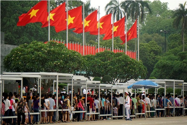 Người dân xếp hàng gần 3km vào viếng lăng Bác - ảnh 9