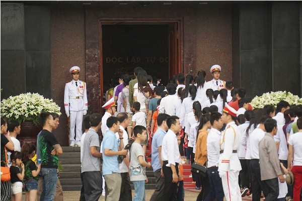 Người dân xếp hàng gần 3km vào viếng lăng Bác - ảnh 10