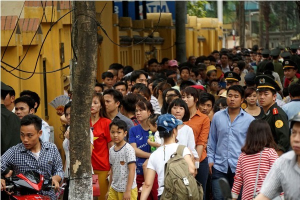 Người dân xếp hàng gần 3km vào viếng lăng Bác - ảnh 1