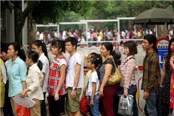 Người dân xếp hàng gần 3km vào viếng lăng Bác - ảnh 2