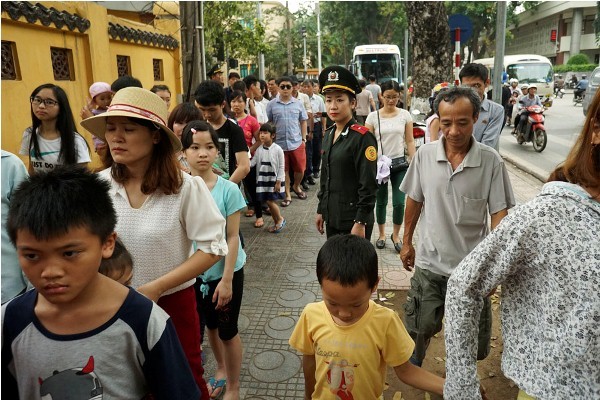 Người dân xếp hàng gần 3km vào viếng lăng Bác - ảnh 3