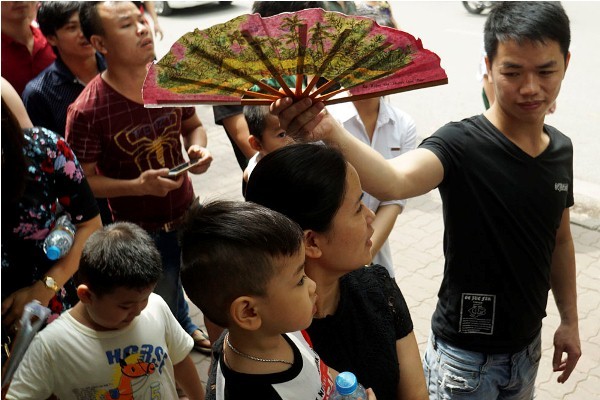 Người dân xếp hàng gần 3km vào viếng lăng Bác - ảnh 4