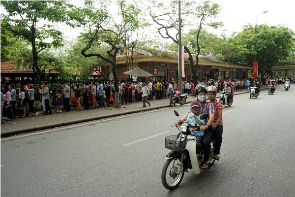 Người dân xếp hàng gần 3km vào viếng lăng Bác - ảnh 5