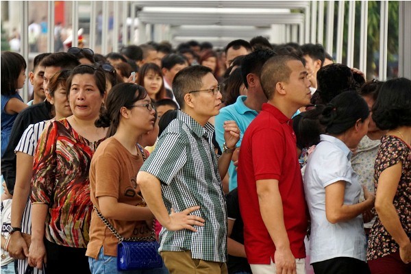 Người dân xếp hàng gần 3km vào viếng lăng Bác - ảnh 7